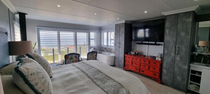 5 Bedroom Property for Sale in Reebok Western Cape